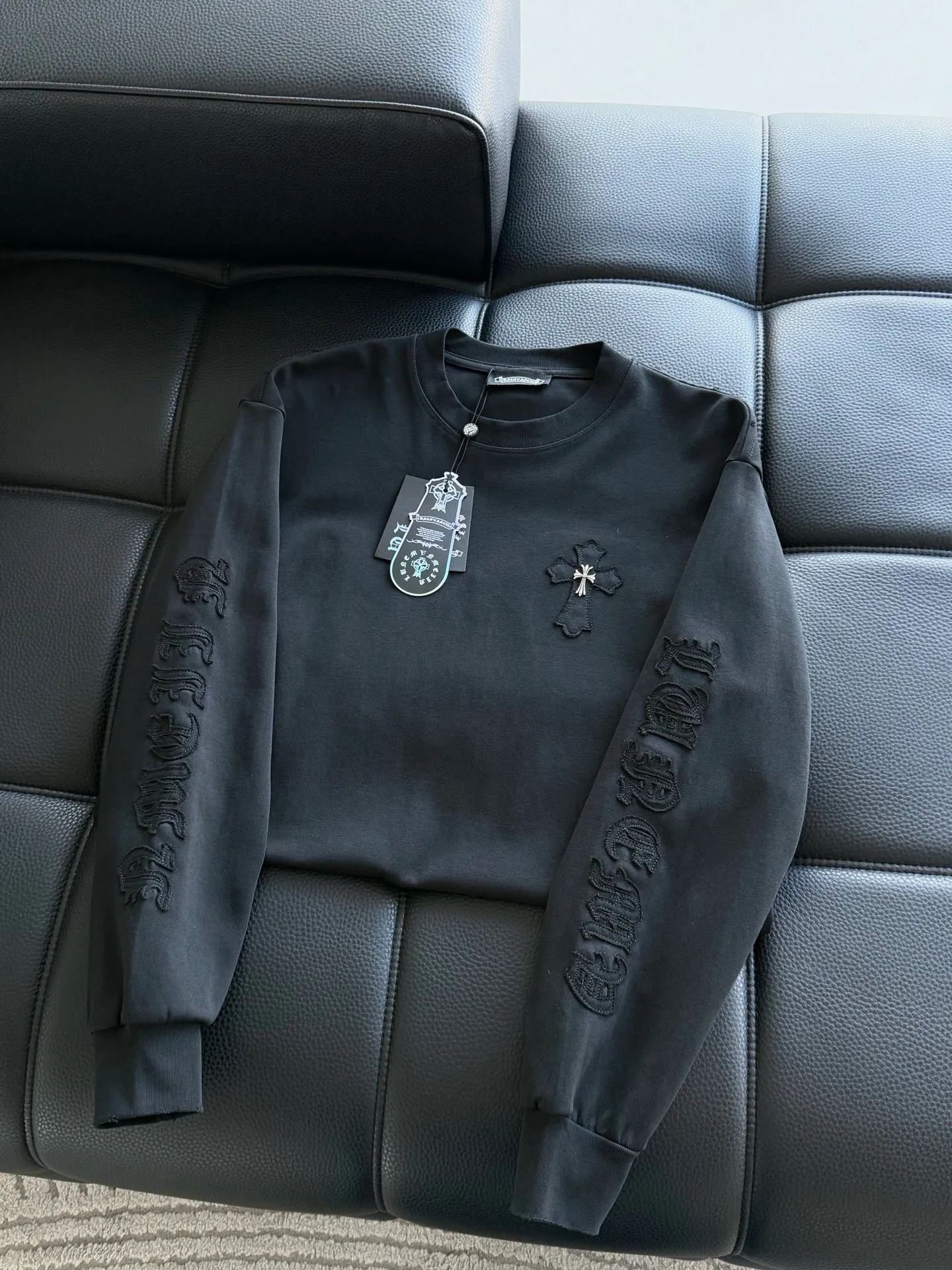P426 Chrome Hearte CH new cross horseshoe Chrome Heart Sanskrit three-dimensional patchwork show craftsmanship, washed and frayed, double-sided cotton fabric, custom-dyed in the same vat with special bold 32-count double-strand 1X1 thread. .Light luxury, a must-have item for daily commuting for men and women.  Color: Black White Size: M~3x Style No.: 3589
